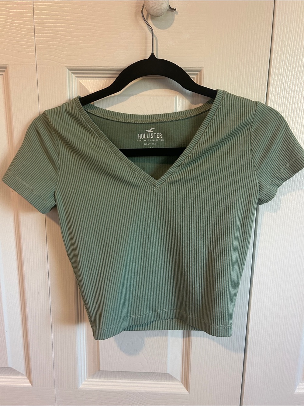 Hollister Ribbed V-Neck Crop Top - Light Sage